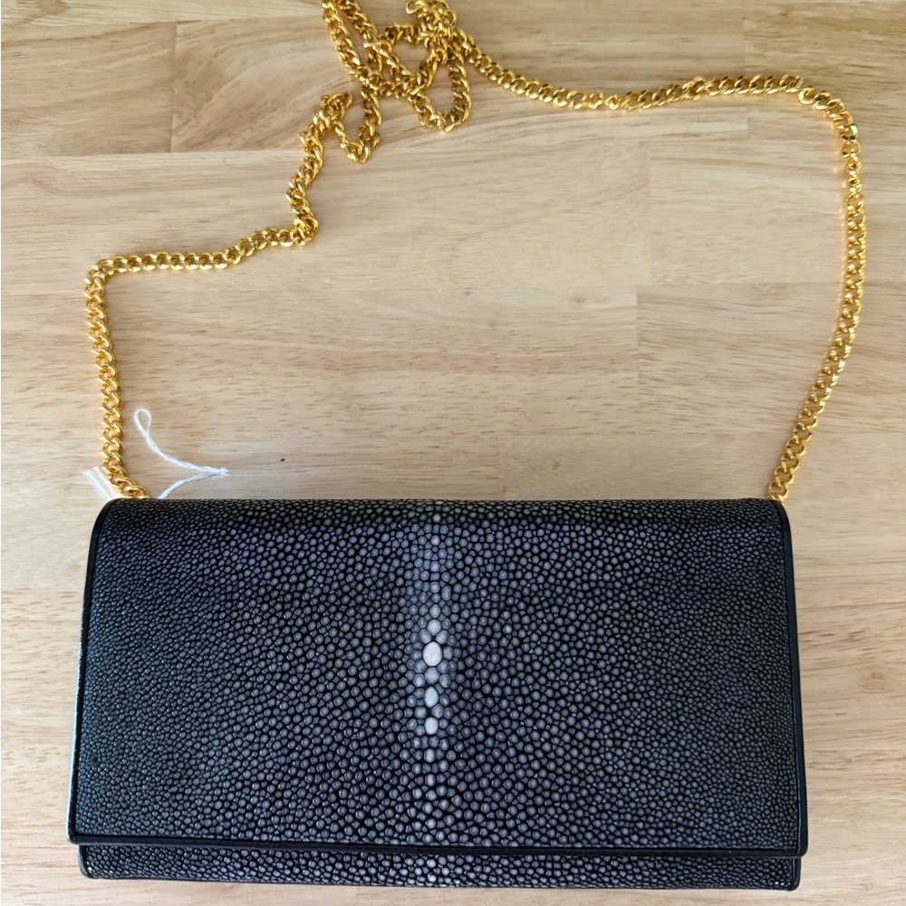 Vivo Stingray Clutch with Gold Chain